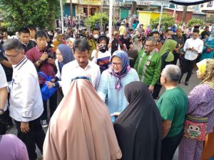 Dari Batuselicin ke Kampungpelita, HMR & Marlin Bagi Sembako Subsidi Warga Lubukbaja