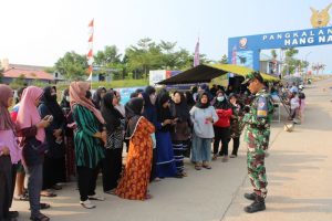 HUT Ke-77 TNI AU, Lanud Hang Nadim Gelar Bazar Sembako