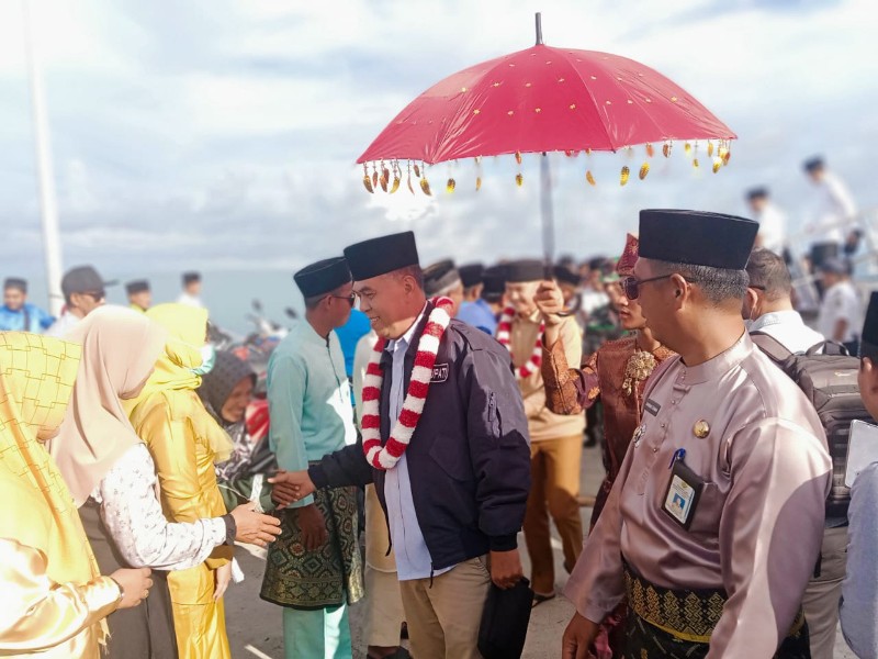 Safari Ramadan di Kecamatan Pulau Laut, Bupati dan Wakil Bupati Natuna Salurkan Santunan untuk Pengurus Masjid Al-Istiqomah dan Al-Ihya