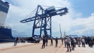 Sesuai Janji Rudi, STS Container Crane Telah Sampai di Pelabuhan Batuampar