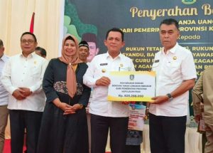 Gubenur Kepri Serahkan Bantuan 6,4 Ton Beras untuk Korban Tanah Longsor di Kecamatan Serasan