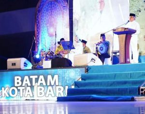 Disaksikan Ribuan Orang, HMR Persilakan Jefridin Beri Sambutan Malam Nuzulul Quran