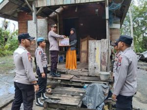 Polsek Daik Bagikan Sembako Pada Masyarakat Kecil