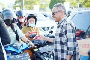 Wujud Solidaritas Ramadan, Jefridin Ikut HJN Bagi-bagi Takjil di Simpang Kepri Mall