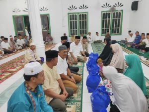 Safari Ramadan ke Kecamatan Bunguran Selatan, Bupati Natuna Serahkan Bantuan Sembako Medco Energi