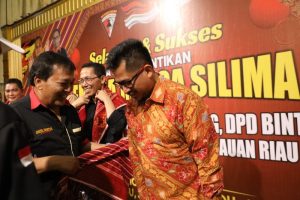 Pemuda Merga Silima Ulosi Ketua DPRD Kota Batam Nuryanto