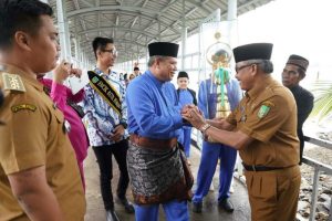 Juara Umum di STQH Tingkat Provinsi Kepri, Kafilah Batam Disambut dengan Prosesi Tepuk Tepung Tawar