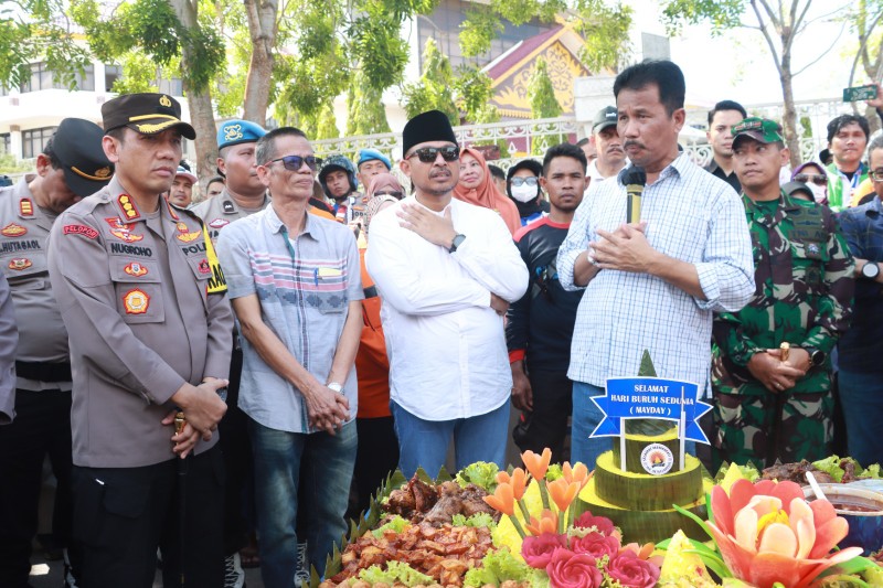 Wako Rudi Apresiasi Peringatan May Day Berjalan Damai, Bawa Tumpeng dan Beri Kejutan Para Buruh di Batam