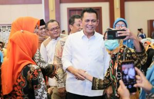 Gubernur Ansar Serahkan Bantuan dan Insentif untuk Masyarakat Tanjungpinang