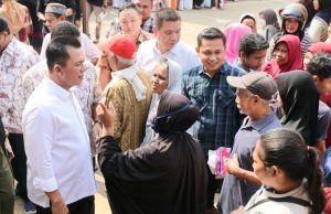 Gubernur Ansar Serahkan Bantuan Sosial untuk Warga Tanjung Unggat