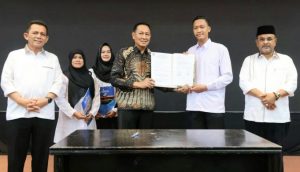 Gubernur Ansar Serahkan Bantuan Insentif Berbagai Komponem Masyarakat Karimun