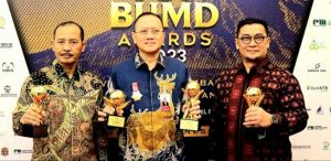 Gubernur Ansar Kembali Terima Penghargaan TOP BUMD Awards