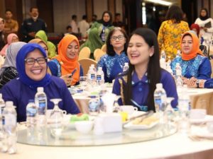Marlin dan Kahiyang Akrab dan Kompak di Ladies Program Raker Apeksi