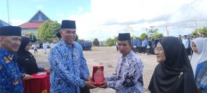 Peringatan Hardiknas, Bupati Natuna Wan Siswandi Serahkan Piagam Penghargaan untuk Pendidik dan Tenaga Pendidik