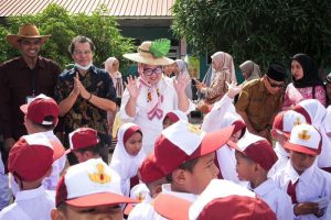 Anak-anak Riang, Bunda Marlin Jadi Teman di Hari Pertama Sekolah
