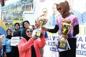 HMR & Marlin Serahkan Piala Juara Turnamen Voli Wali Kota & Ketua GOW Batam