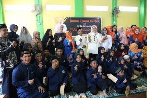 Sambangi Lima Panti Asuhan di Batam, Marlin Dikawal Pak Camat & Pak Lurah Cilik