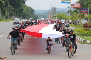 Pesepeda Batam Bawa Merah Putih Sepanjang 78 Meter