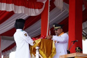 Upacara HUT RI ke-78 di Kabupaten Karimun Disertai dengan Tabur Bunga ke Laut