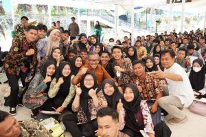 Jadi Ikon Intelektual, Jefridin Dikerumuni Lautan Mahasiswa Baru & Dosen UIS Batam