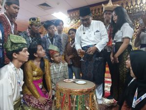 Disbudpar Tunjukan Pengetahun Tradisional Melayu “Obat Kayu Spang” ke Mahasiswa Politeknik se-Indonesia