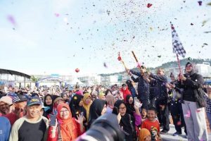 Marlin-Jefridin Menyapa, “Lautan” Peserta Jalan Sehat Batuaji Menyambut Luar Biasa