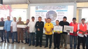 Bersama Gubernur Kepri, Taba Iskandar Serahkan Bantuan Bibit Rumput Laut dan Alat Tangkap Ikan pada Nelayan Batam