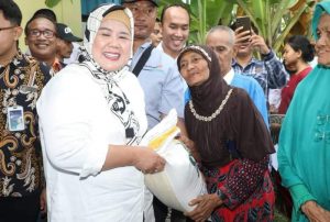 Bantuan Beras untuk Lima Kelurahan Tuntas Dibagi, HMR & Marlin Ingin Warga Terbantu