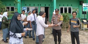 Hari Guru Nasional, Polsek Bengkong dan Siswa SMK Nurul Jadid Beri Kejutan ke Tenaga Pendidik