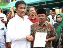 Serahkan 1.960 Sertifikat Kampung Tua Kecamatan Batuampar, Ini Pesan Muhammad Rudi