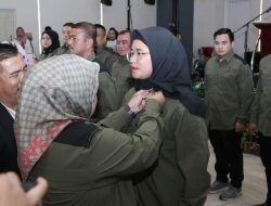 Marlin Sematkan Pin kepada Rani, saat Pelantikan Ketua & Pengurus KONI Kota Batam
