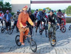 Berbaju Melayu, Jefridin Gowes Bersama Komunitas Pesepeda se-Kota Batam