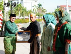 Sekda Batam, Jefridin Serahkan Sejumlah Piagam Penghargaan di Hardiknas 2024