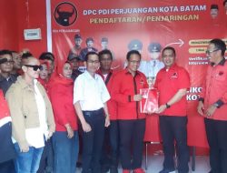 Udin P Sihaloho Serahkan Berkas Pencalonan Kepala Daerah Batam ke PDI-P
