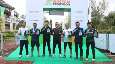 Tim Personel Lanud RHF Sabet 2 Juara Kategori Olympic Team Relay Bintan Triathlon 2024