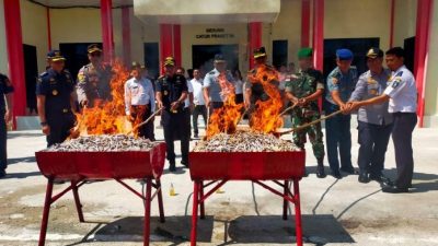 Kapolres Natuna dan Kepala Kanwil Dirjen Bea Cukai Khusus Kepri Pimpin Pemusnahan Ribuan Batang Rokok Ilegal