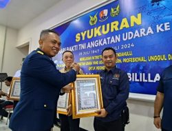 Hari Bakti TNI AU, Ketua PWI Kepri Terima Penghargaan dari Komandan Lanud RHF Tanjungpinang