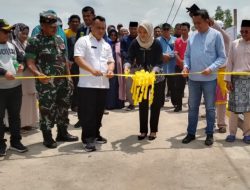 Bupati Lingga Resmikan Jembatan Penghubung Bahari I Desa Marok Kecil