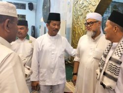 Jelang Ambil Nomor Urut, Rudi-Rafiq Salat Subuh Berjemaah di Masjid Agung Al-Hikmah Tanjungpinang