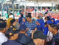 Warga Seipelunggut Antre Tanda Tangan HMR di Kaos Sebagai Simbol Kepri yang Maju