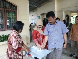 HMR, Marlin & Keluarga Kompak Nyoblos di TPS 017 Rosedale, Dekat Kediaman