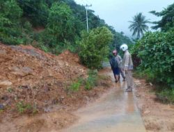 Bhabinkamtibmas Polres Natuna Tinjau Lokasi Longsor dan Banjir, Ajak Warga Tingkatkan Kewaspadaan