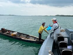 Bakamla RI Bagikan Sembako di Perairan Batam