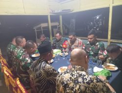 Kebersamaan di TMMD Natuna: Kasrem, Dansatgas, dan Personel TNI Makan Bersama Warga
