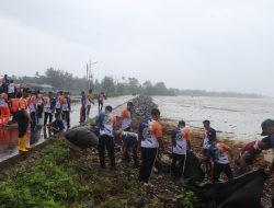 Basarnas Natuna Rayakan HUT ke-53 dengan Bersihkan Pantai Penagi hingga Fun Run