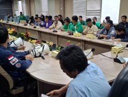 Anwar Anas Temui Mahasiswa yang Berdemo di DPRD Batam