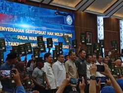 Menko AHY Serahkan 68 Sertifikat Hak Milik Warga Rempang yang Telah Pindah ke Tanjung Bonon