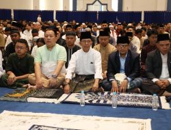 Dipadati Ribuan Jamaah, Wali Kota Batam, Amsakar Achmad Salat Idul Fitri di Masjid Agung Raja Hamidah