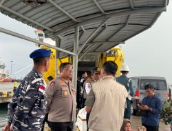 Kapolres Natuna Tinjau Arus Balik Lebaran: Berikan Layanan Kesehatan dan Bingkisan untuk Penumpang