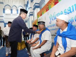 Amsakar Achmad Lepas Jemaah Calon Haji Kota Batam